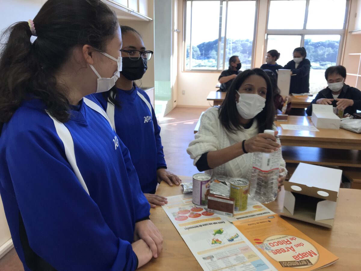 在10月23日的名为“相连”的日语教室开展了防灾课程。课程得到了地区的中学生们的大力支持，大家学习了地震灾害和避难场所以及准备防灾品等的知识。