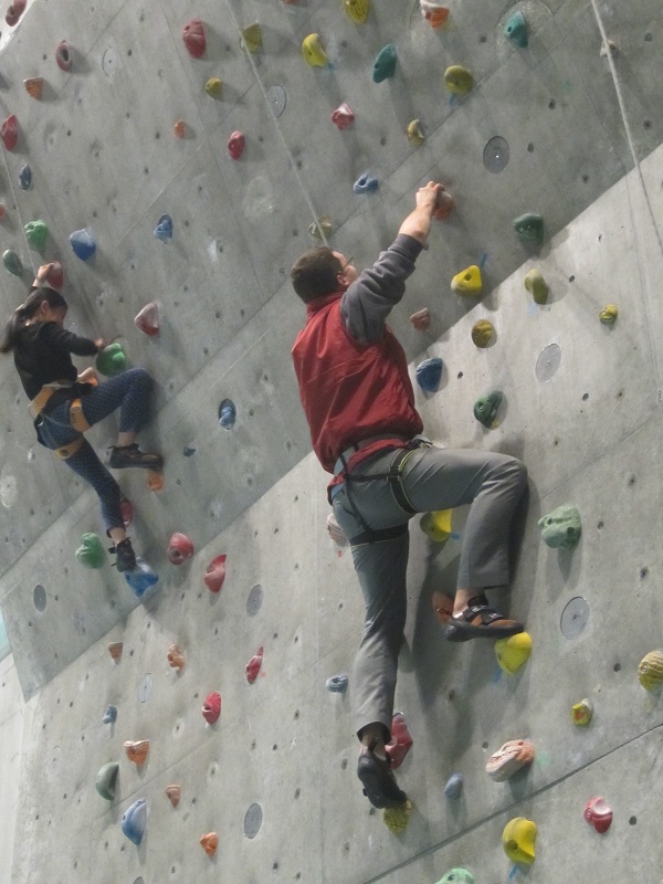 Challenge Yourself to Climbing a Towering Wall! Free Climbing Classes Available for Beginners